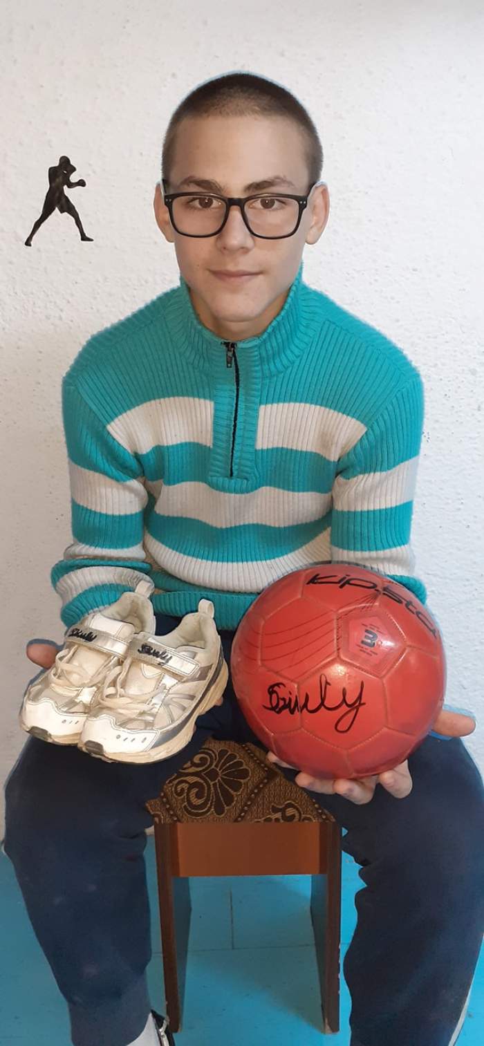 Cel mai puternic copil, într-o situație limită / „Micul Hercule” a ajuns la mâna fanilor