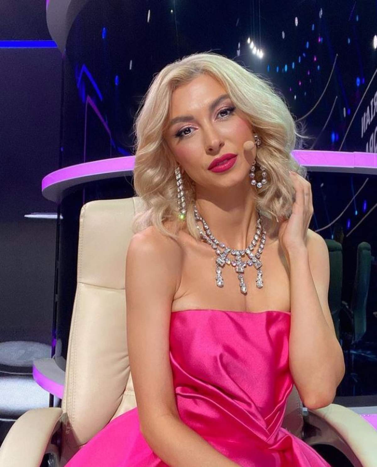 Andreea Balan este la filmari la Te cunosc de undeva, poarta o rochie roz fara umeri