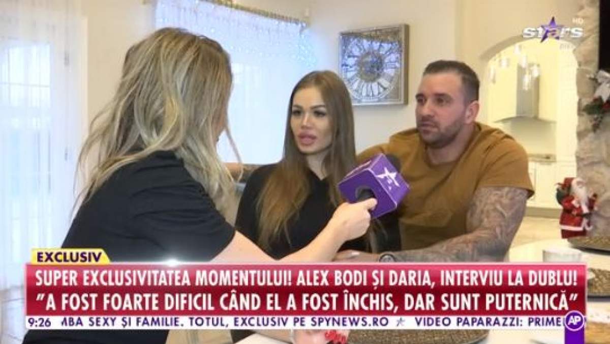 Alex Bodi și Daria Radionova,îmbrățișați, în timpul unui interviu marca Antena Stars