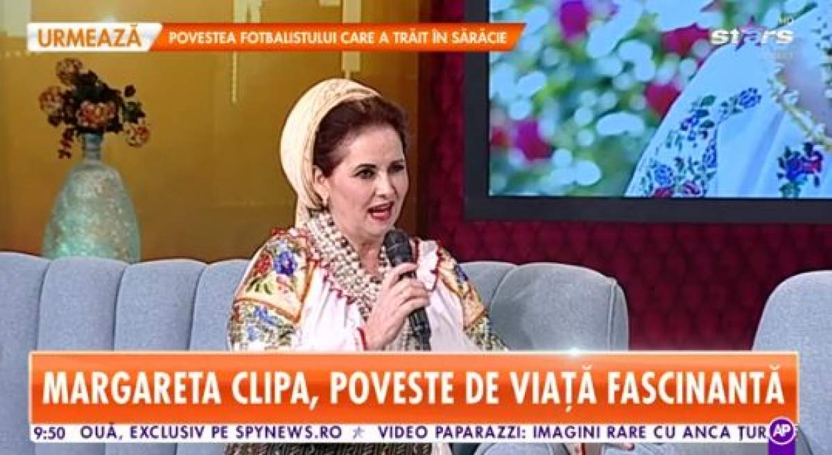 Margareta Clipa vorbește la microfon, pe canapeaua emisiunii Star Matinal