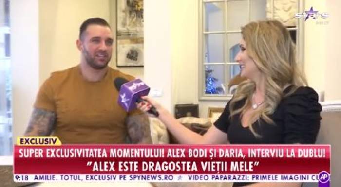 Alex Bodi, în tricou maro, oferind un interviu pentru Antena Stars, la el acasă