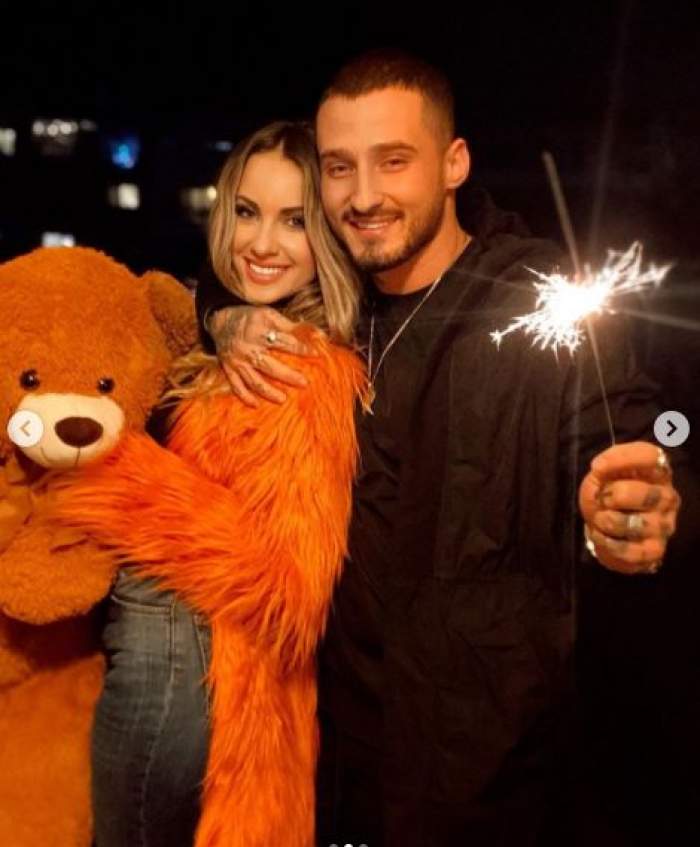 Otniela Sandu și Radu Constantin, cu ursulețul în brațe și artificii în mână