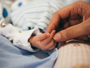 Bebelușul unui cuplu din Slatina a murit la 2 zile de la naștere. Tatăl face acuzații grave