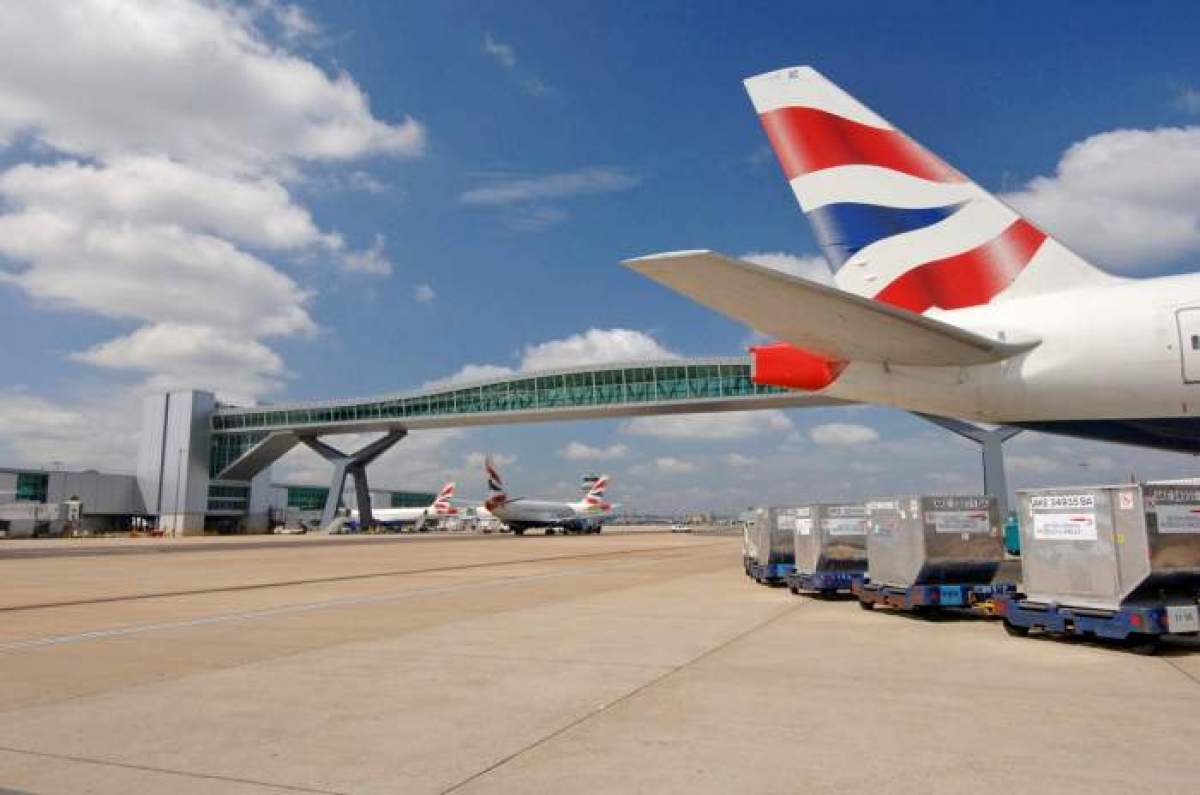 Imagine cu un avion, care are pe coada steagul Marii Britanie, este in aeroport