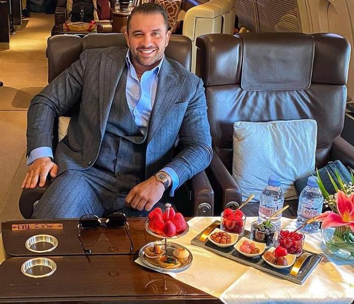 alex bodi in avion pe lux si opulenta