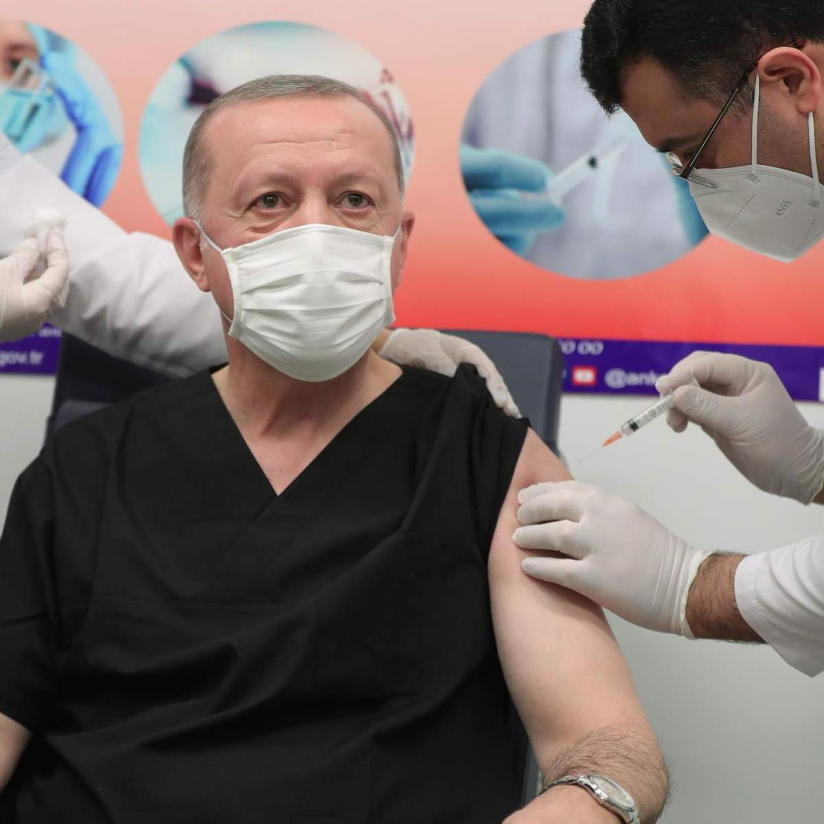 Recep Erdogan, în timp ce e vaccinat