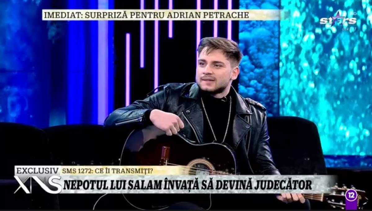 Adrian Petrache este in platou la Xtra Night Show, poarta o jacheta neagra de piele