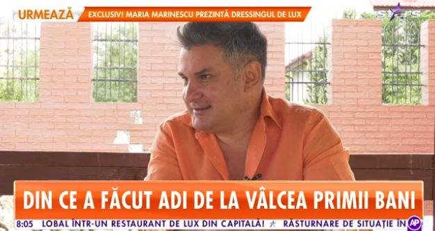 Adi de la Vâlcea, în camașă portocalie, acasă, oferă un interviu