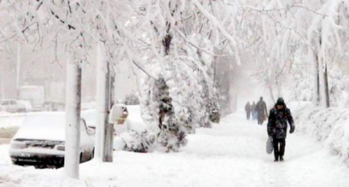 Oamenii merg pe troutar, prin zăpadă