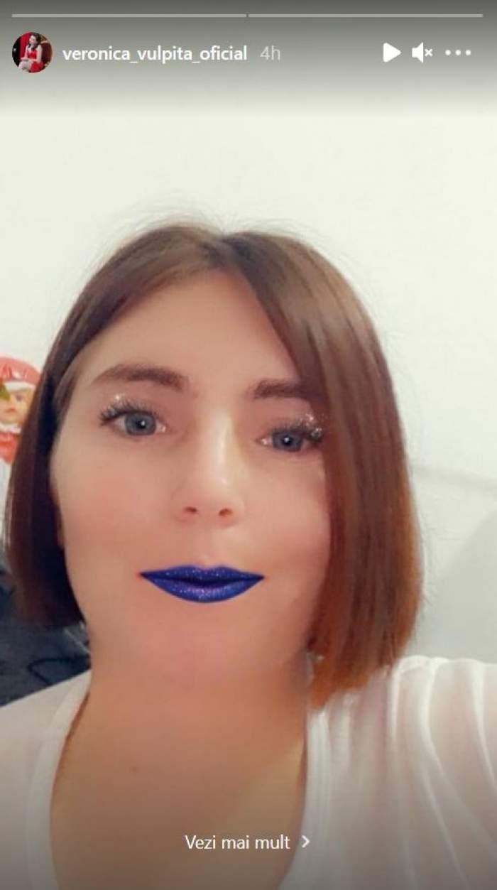 Veronica poartă un tricou alb. Tânăra are pe față un filtru de la Instagram ce-i colorează buzele cu albastru.