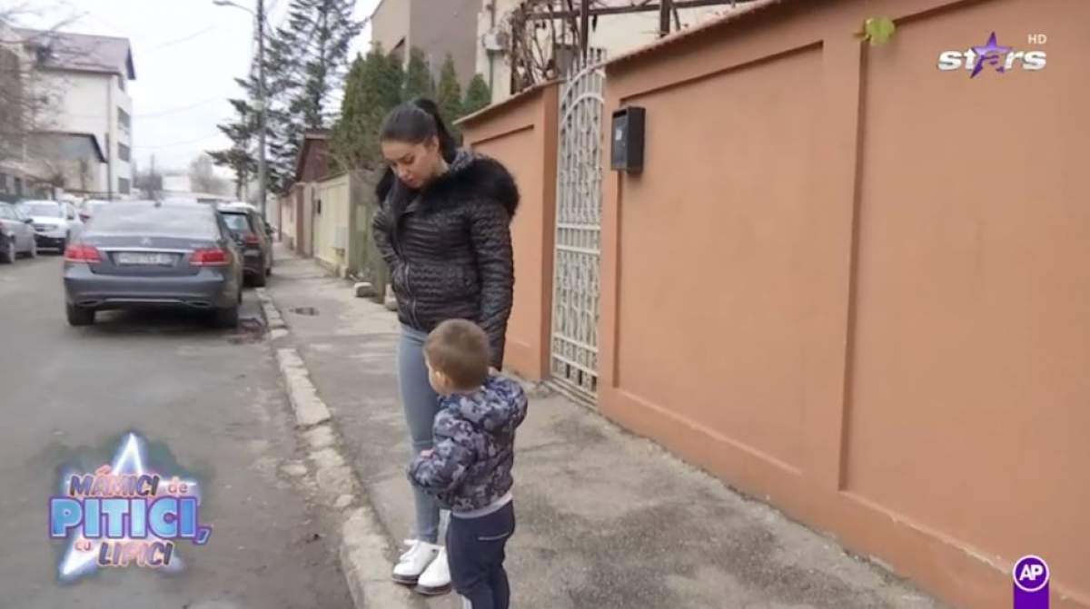 Elena Ionescu este in fata casei cu fiul ei si cauta cei doi catei care au fugit