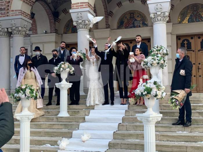 Andrei Iordănescu și proaspăta lui soție, vizibil emoționați la ieșirea din biserică! Tinerii însurăței au spus marele „DA” / VIDEO