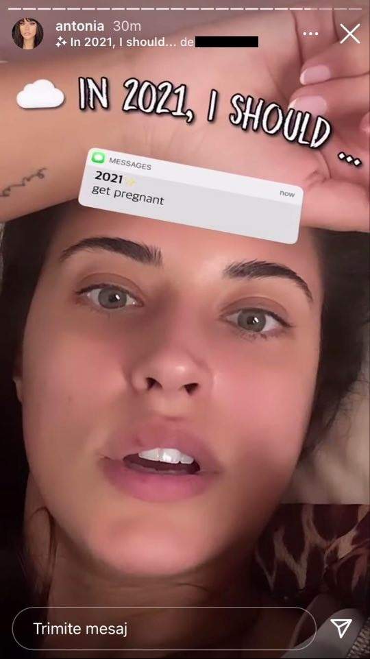 Antonia se joacă pe Instagram. Artista are o mână pe frunte și ține gura deschisă.
