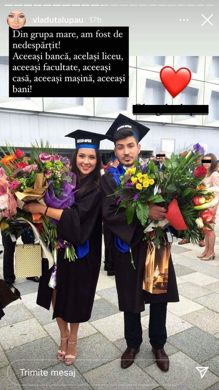 Vlăduța Lupău și fratele ei când erau la absolvire. Cei doi poartă tocă și robă neagră și țin în mâini buchete de flori.