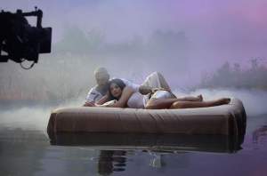 Antonia și Alex Velea, ipostaze fierbinți în așternuturi! Artistul a atins-o pe iubita lui pe posterior chiar în fața fanilor! / FOTO