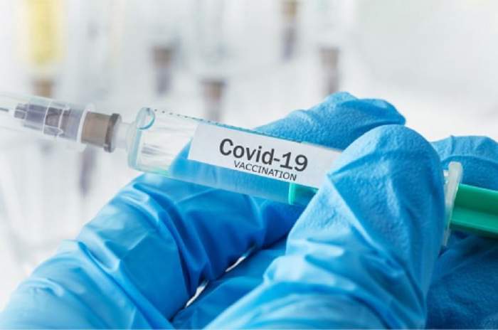 Imagine cu un medic care tine in mana vaccinul anti-Covid-19