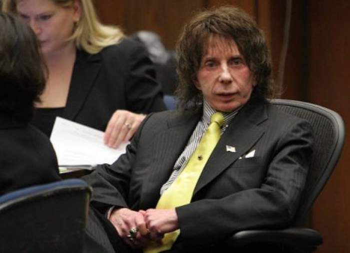 Phil Spector este in sala de judecata, poarta un costum cu cravata galbena
