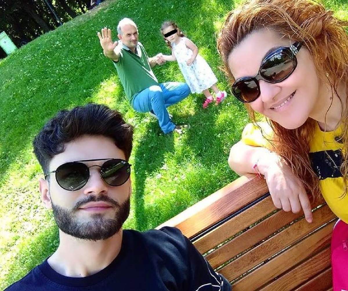 Edward Sanda și familia lui se află în parc. Artistul și mama lui stau pe bancă, iar tatăl și surioara mai mică se joacă pe iarbă.