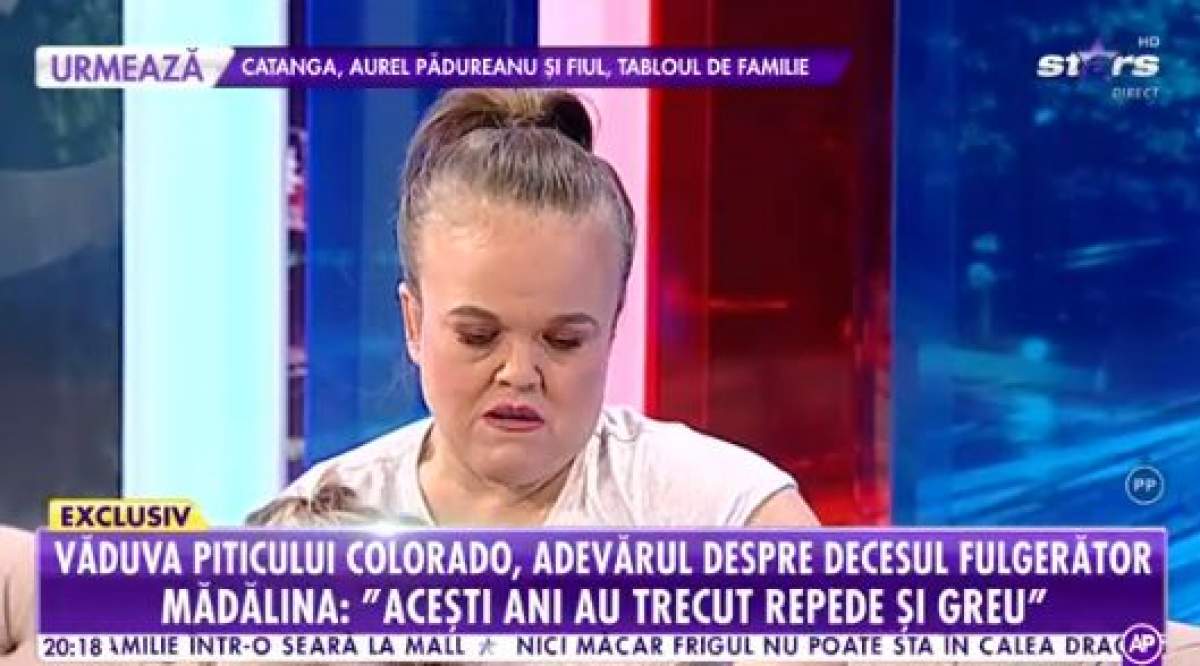 Văduva Piticului Colorado, în platoul Showbiz Report , în tricou alb