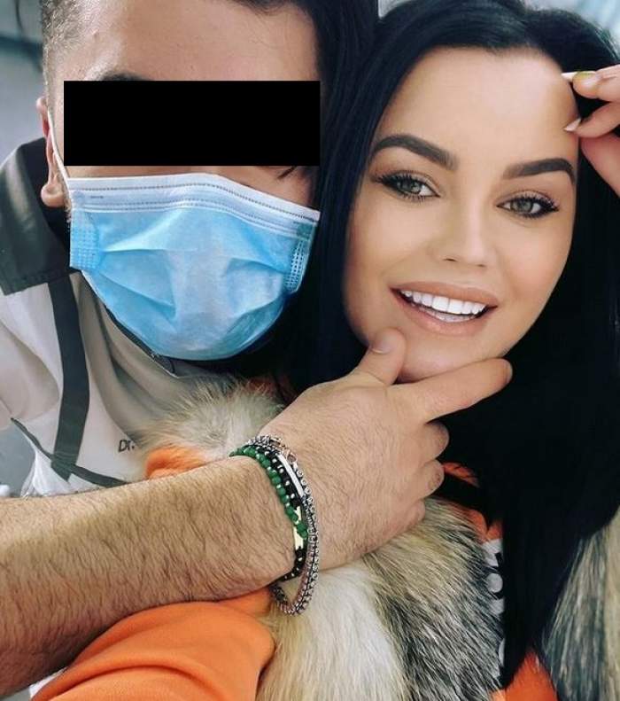 Carmen de la Sălciua se află în cabinetului stomatologului. Artista zâmbește larg, iar medicul îi susține bărbia cu mâna.