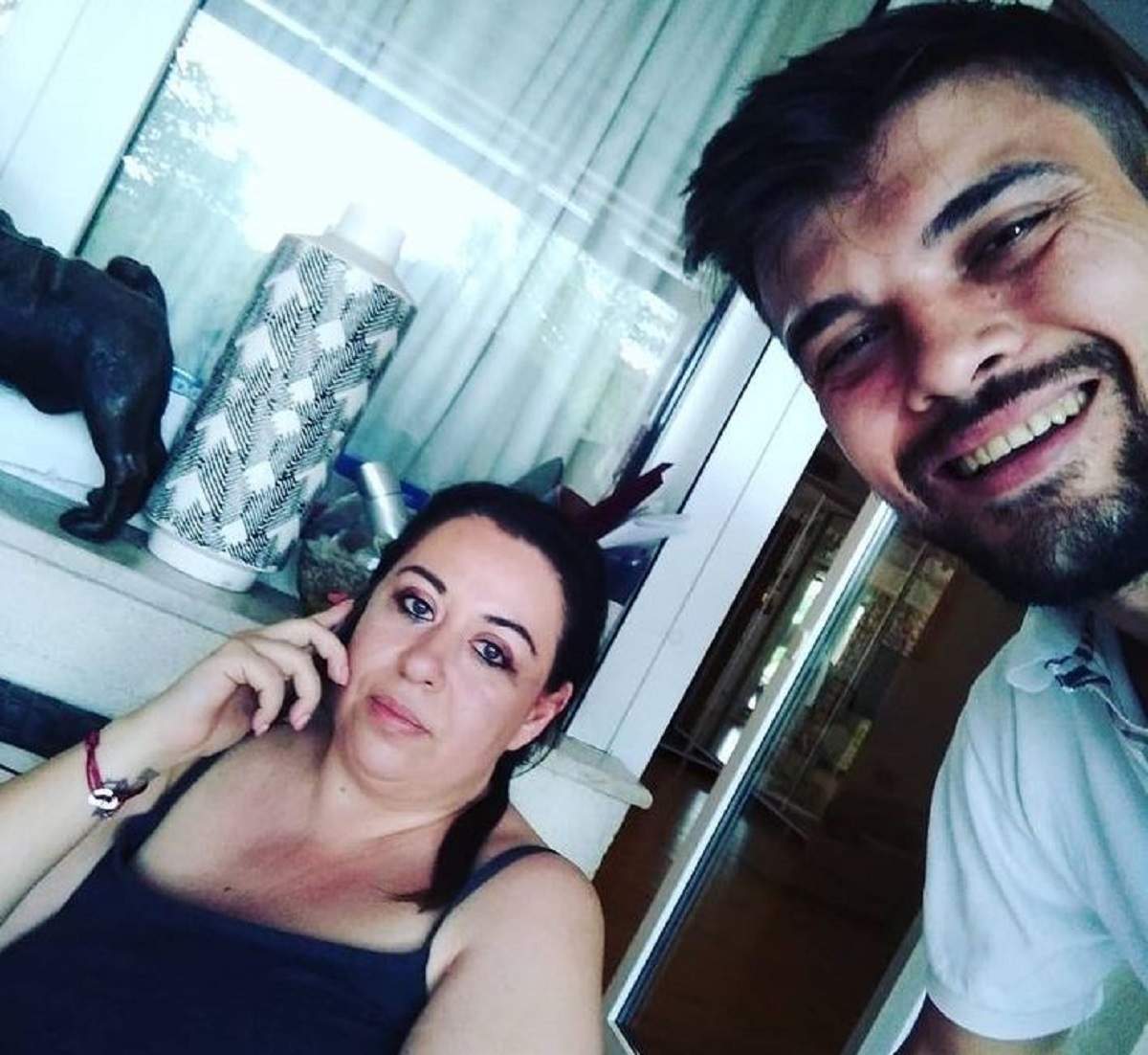 Oana Roman și Marius Elisei pe vremea când erau împreună. Ea portă un maiou negru, iar el un tricou alb.