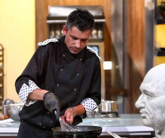 Alberto Chelu se află la Chefi la cuțite. Fostul concurent gătește și poartă uniformă de bucătar neagră.
