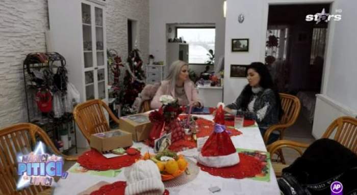Sânziana Buruiană și Elena Ionescu, surprinse stând la masa de Crăciun, îmbrăcate în roz și negru