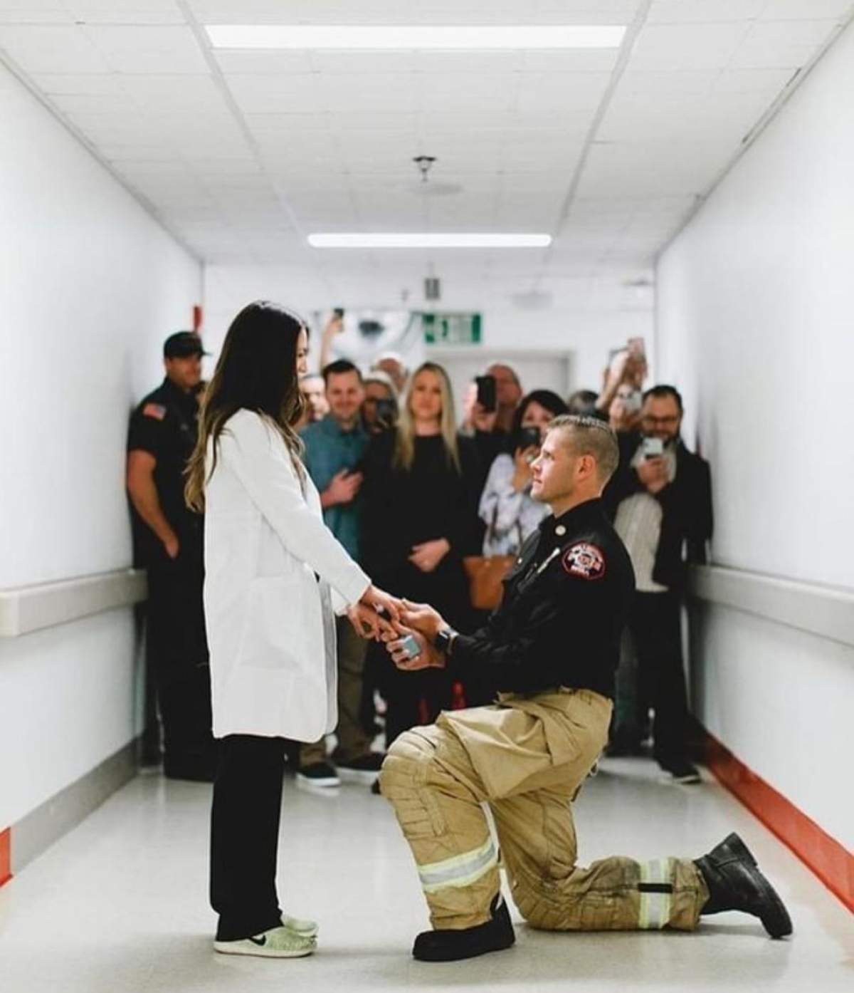 Cerere în căsătorie inedită! Cum i-a pus un asistent medical marea întrebare iubitei sale / FOTO