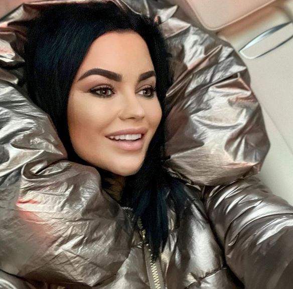 Carmen de la Sălciua își face un selfie. Artista e îmbrăcată în geacă de iarnă pufoasă, mare, argintie.