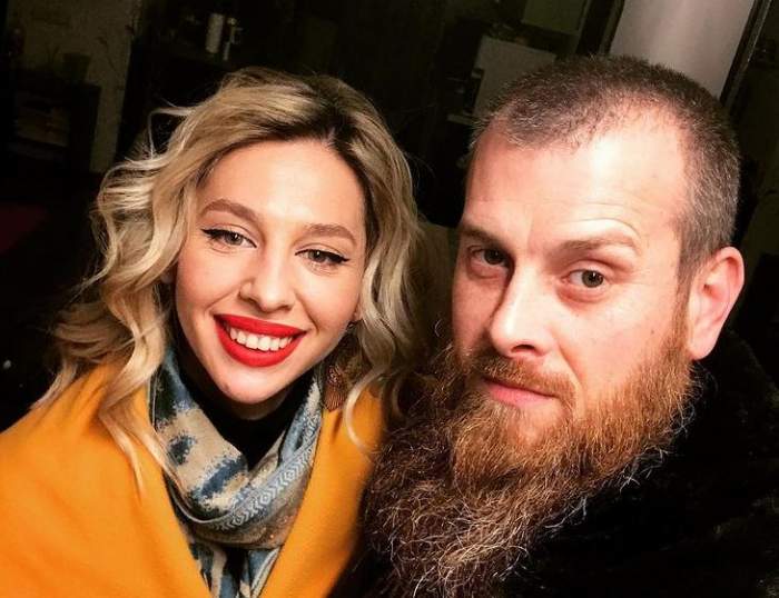 Silviu Costan de la Chefi la cuțite și soția lui, Larisa, își fac un selfie. Ea poartă o bluză oranj și zâmbește larg, având capul aproape de al fostului concurent.