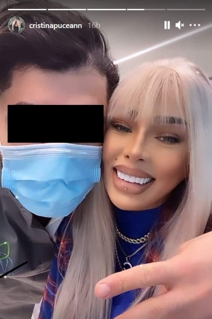 Cristina Pucean poartă o bluză albastră. Vedeta își face un selfie cu dentistul său și zâmbește larg.