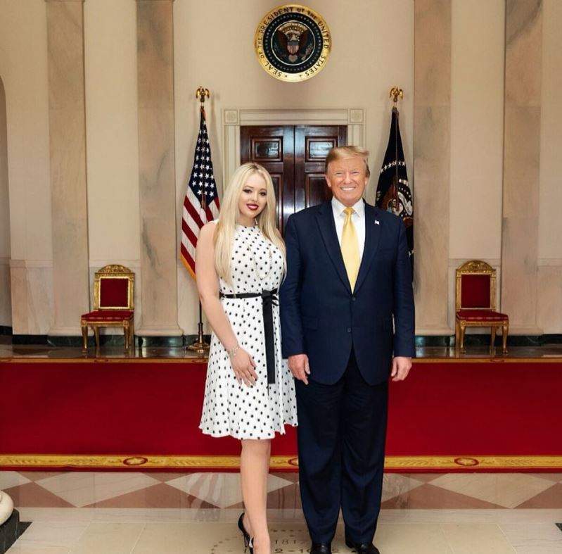 Tiffany Trump este alaturi de Donald Trump la Casa Alba, sunt imbracati elegant si zambesc