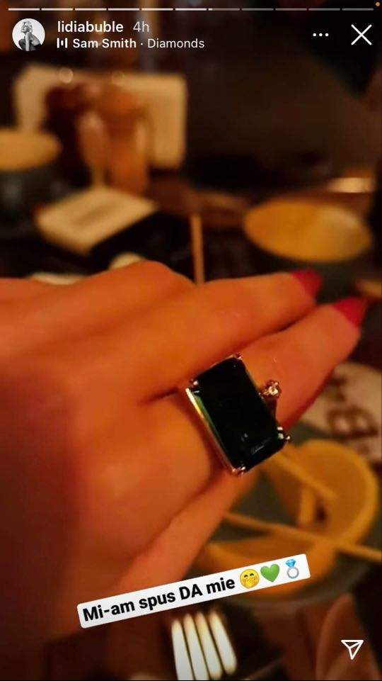 Lidia Buble le-a arătat fanilor de pe Instagram inelul mare, de culoare verde, pe care-l poartă pe deget
