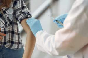 Persoanele vaccinate anti-COVID, protejate împotriva noilor tulpini ale virusului. Ce studii dovedesc acest lucru