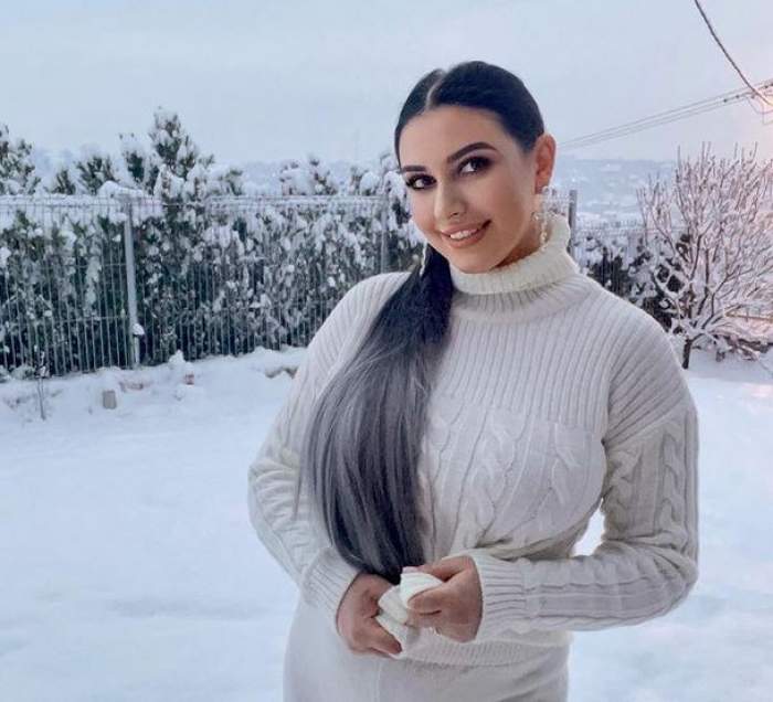 Mirela Banias se află afară, în zăpadă. Vedeta e îmbrăcată într-un trening alb, gros, de iarnă.