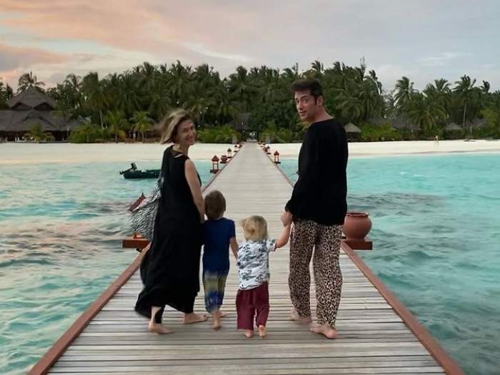 adela popescu radu valcan si copiii in maldive pe un pod