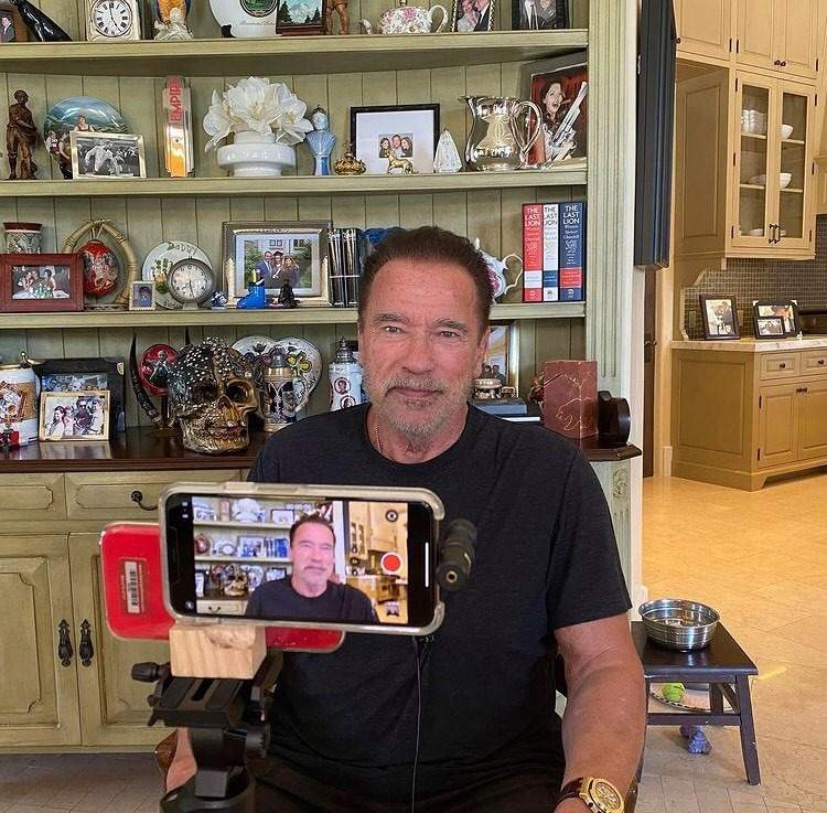 Arnold Schwarzenegger – îndeamnă toți americanii să se vaccineze