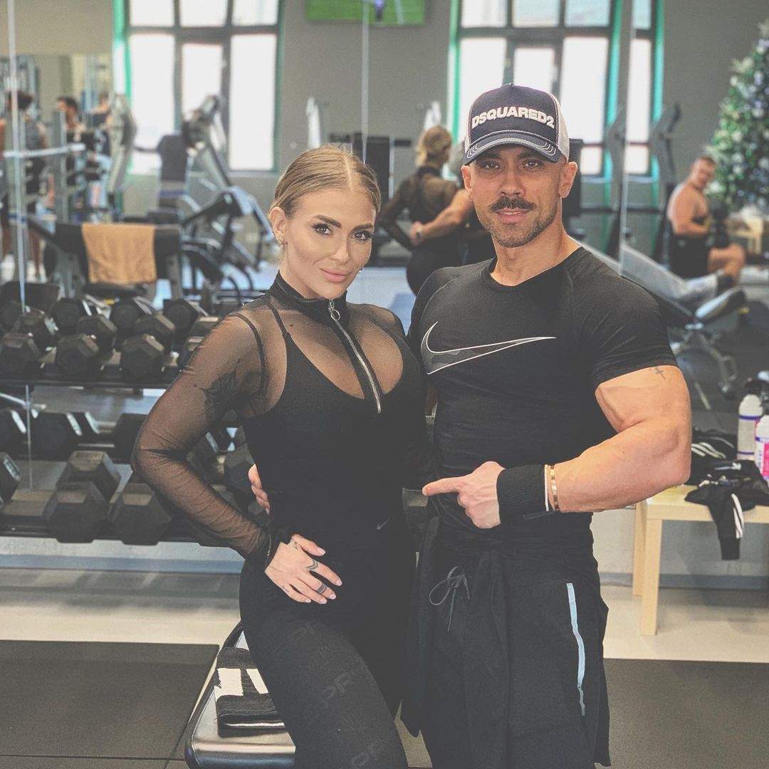 Oana Radu și Cătălin în sala de fitness.