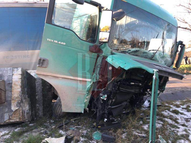 Accident soldat cu trei morți, cauzat de o șoferiță grăbită, în Iași! Tânăra de 18 ani își va avea pe conștiință rudele decedate / FOTO