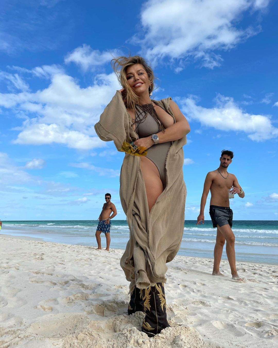 Loredana Groza în costum de baie nude.