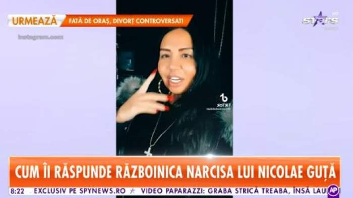 Narcisa Guță, îmbrăcată în negru, în mașină