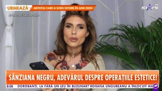 Sânziana Negru, cu tatuaje și în ținută crem, în casă