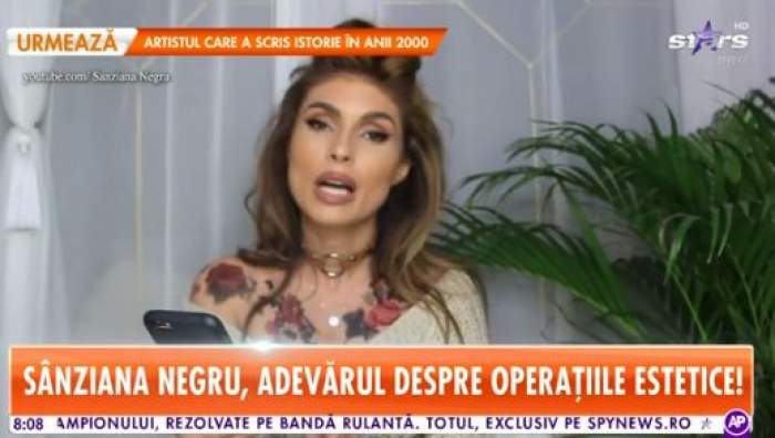 Sânziana Negru, cu tatuaje, machiată și în ținută crem, în casă