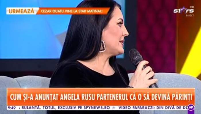 Angela Rusu, surprinsă din profil, zâmbitoare, la Antena Stars