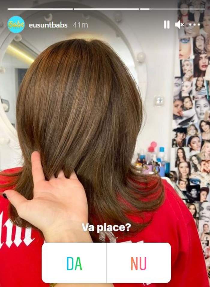 Babs le-a arătat fanilor de pe Instagram că s-a vopsit șatenă. Vedeta stă pe scaunul din salon, cu spatele la telefon, și poartă un tricou roșu cu scris alb.