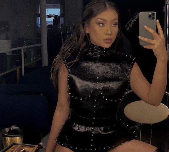Nicole Cherry, selfie în oglindă, într-o ținută neagră și decupată