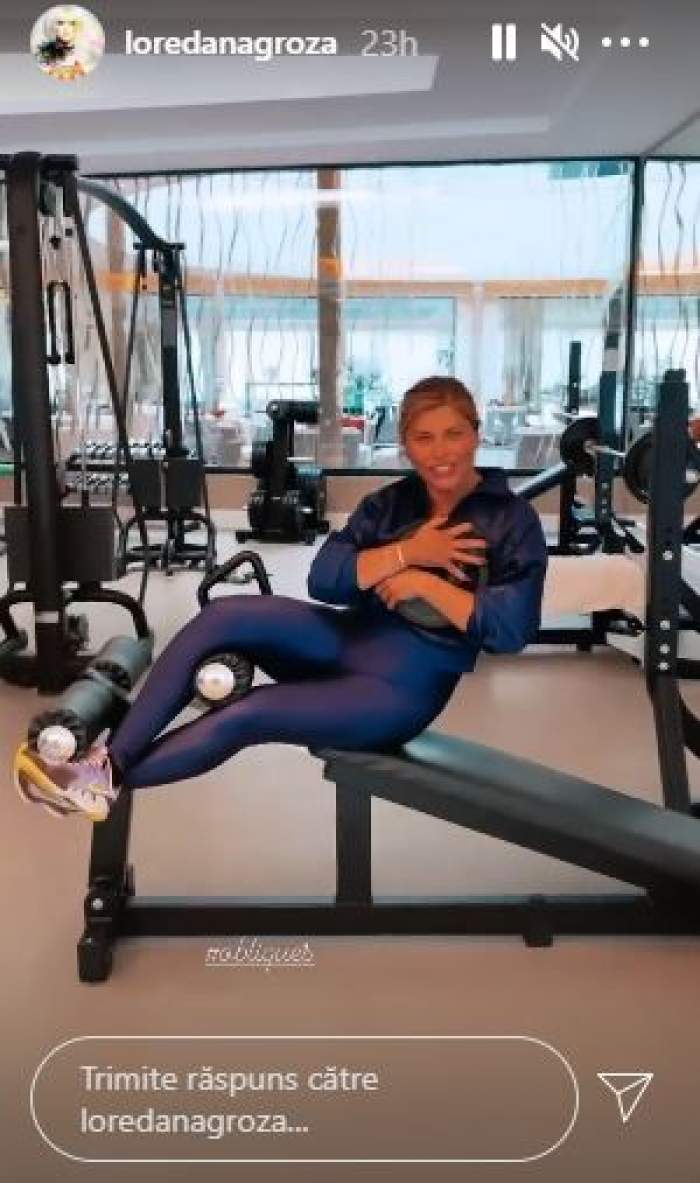 Loredana Groza în timp ce face exerciții în sala de fitness.