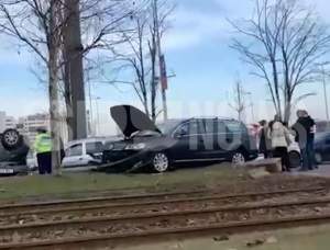 Accident dramtic în Capitală! O mașină a fost răsturnată pe asfalt! / VIDEO
