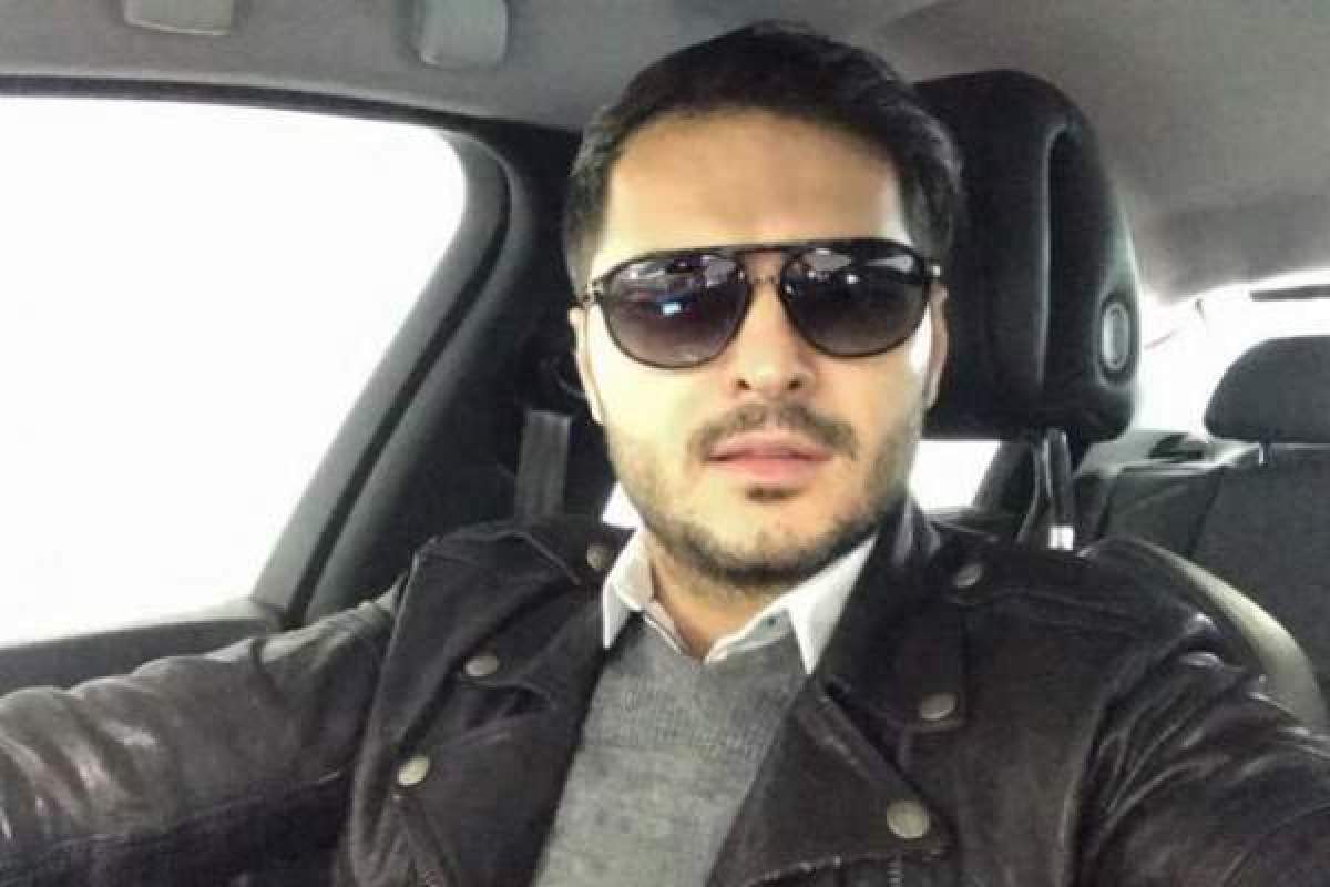 Liviu Vârciu și-a făcut un selfie în mașină, purtând ochelari de soare și cămasă albă