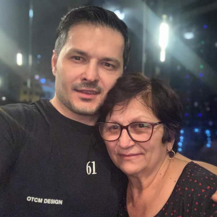 Liviu Vârciu și mama sa, îmbrățișați, zâmbitori, ambii îmbrăcați în negru